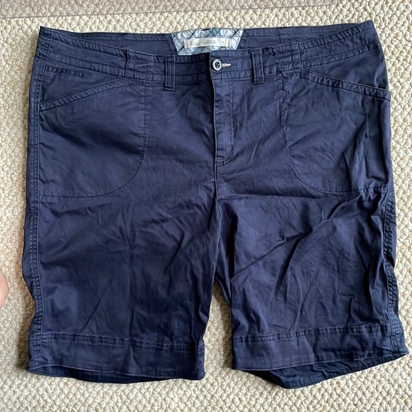 Woolrich Pants - Woolrich Women’s Bermuda Shorts - Size 18 - Navy Blue